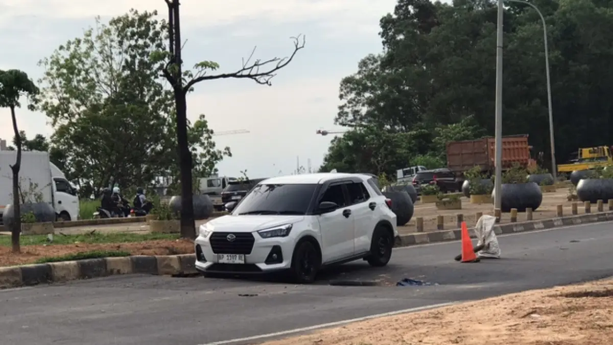 Pengendara melintasi ruas jalan yang mengalami ambles di atas Terowongan Pelita, Jumat (22/5). Kondisi jalan yang bergelombang membuat pengendara harus memperlambat laju kendaraan demi keselamatan. Foto: M. Sya