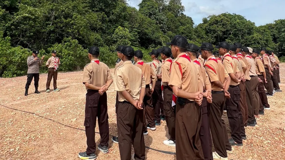 Personel Polsek Sekupang memberikan latihan baris berbaris kepada santri Pondok Pesantren Medina Umah Cendikia, Kelurahan Tanjung Pinggir, Kecamatan Sekupang, Jumat (22/5). Foto: Dok. Polsek Sekupang untuk Batam Pos 
