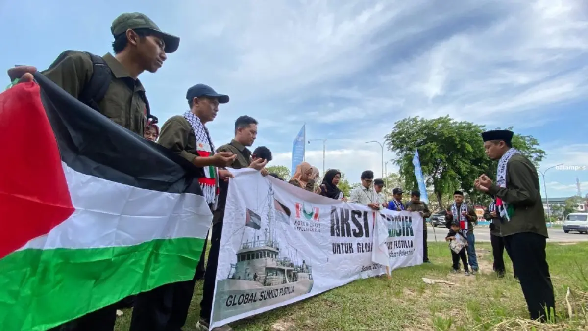Relawan dan masyarakat mengikuti Doa Bersama dan Aksi Berisik Gaza yang digelar Forum Zakat Kepulauan Riau di Simpang Panbil, Batam, Jumat (22/5). F. Forum Zakat Kepri untuk Batam Pos