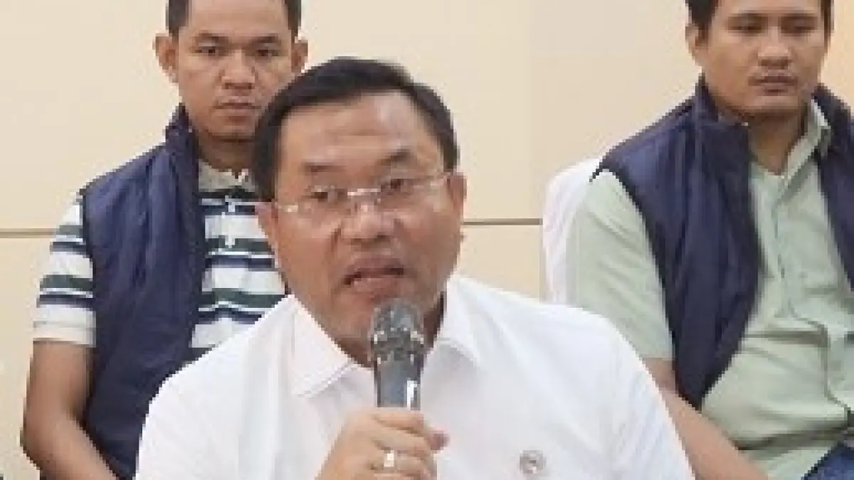 Wakil Kepala BGN, Irjen Pol (Purn) Sony Sonjaya, memberikan keterangan terkait dugaan kasus penipuan dan jual beli titik lokasi SPPG di Mapolresta Barelang, Sabtu (23/5). F. Cecep Mulyana/Batam Pos