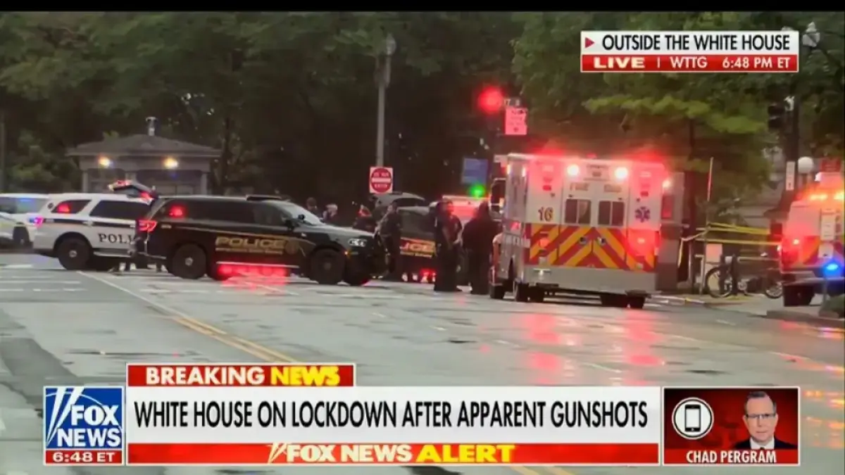 Aparat Secret Service memperketat pengamanan di sekitar Gedung Putih usai insiden penembakan yang membuat panik warga dan jurnalis. (Tangkapan layar Fox News)