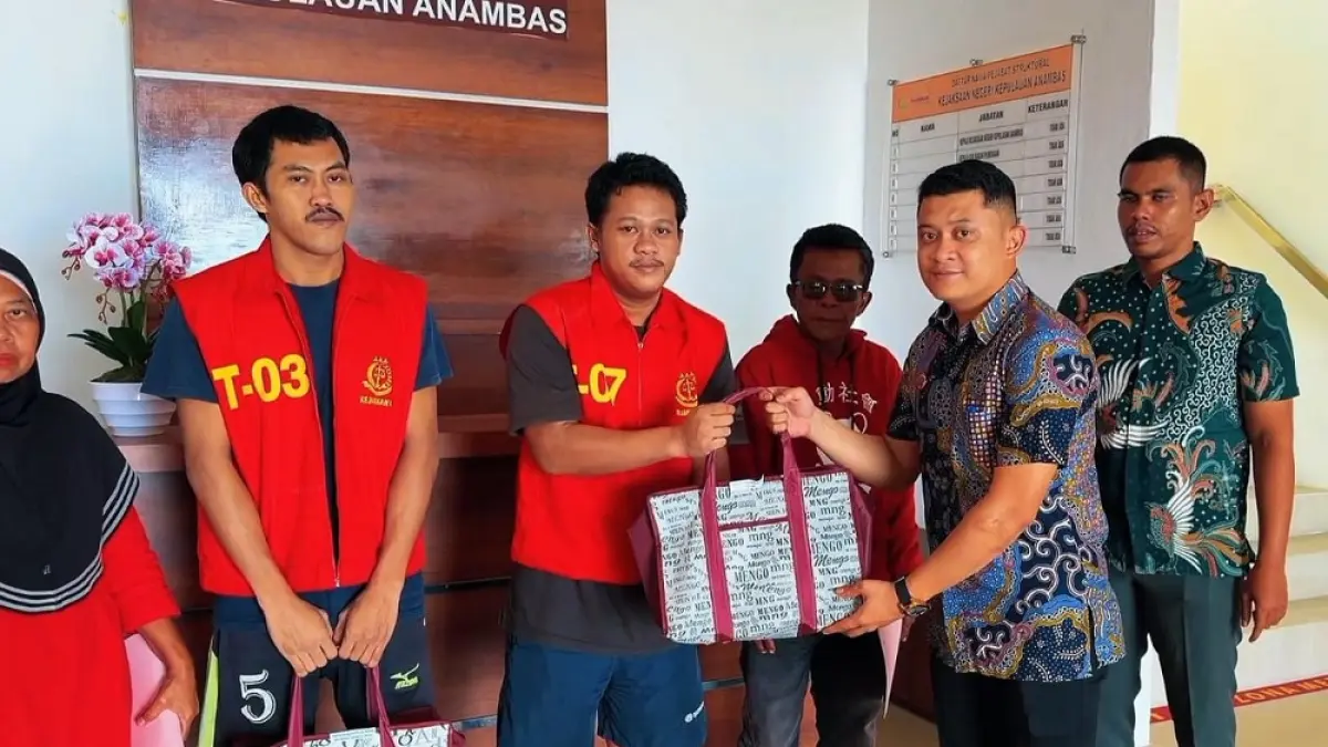 Dua pelaku pengeroyokan, Meldi dan Rudi (pakai rompi) saat menyelasikan berkas RJ di Kantor Kejaksaan Negeri Kepulauan Anambas. Foto: Aju untuk Batam Pos
