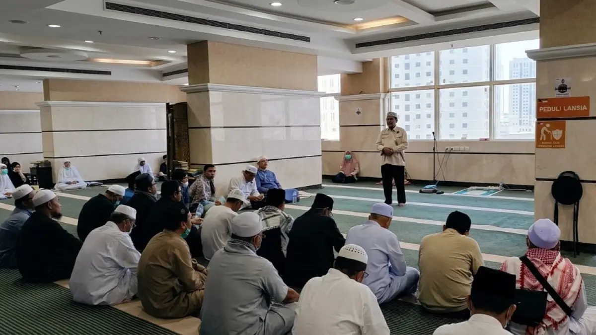 Jemaah haji asal Kabupaten Karimun mendapatkan pembekalan manasik haji dari petugas haji Indonesia di Mekkah sebelum bengkat ke Arafah pada Senin (25/5). Foto: Dokumentasi Komaruddin untuk Batam Pos
