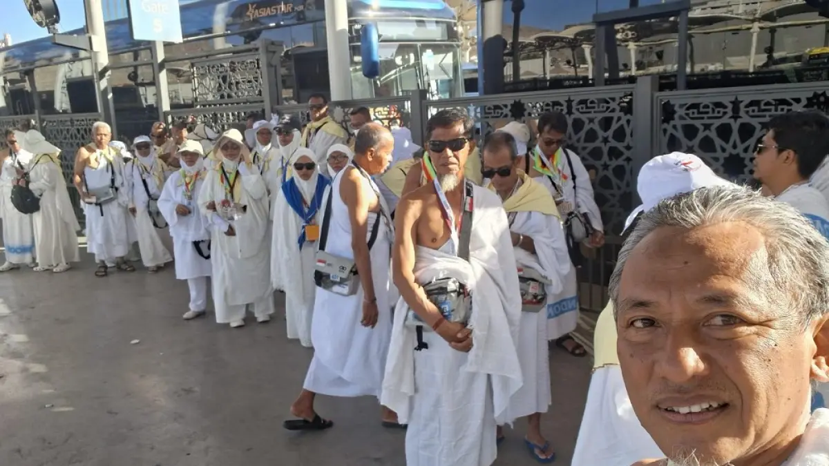 Jemaah haji Bintan berada dekat di Masjidilharam, Mekkah. F. Kiriman Hasbi untuk Batam Pos

