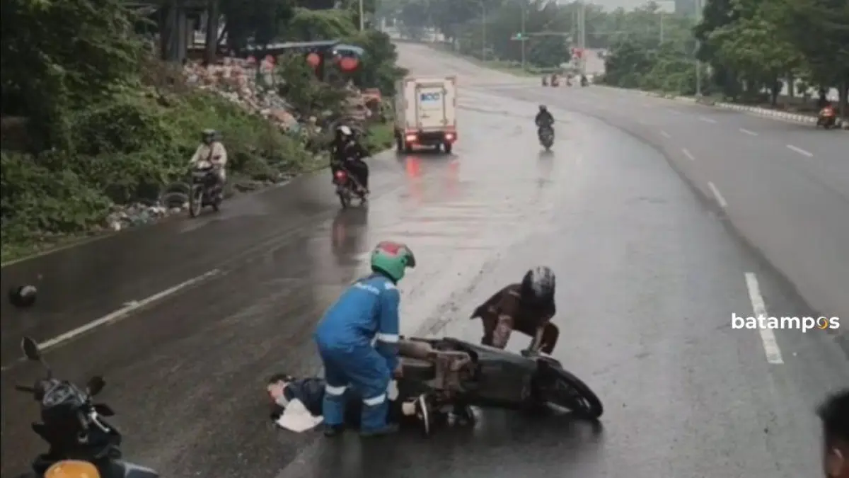Pemotor terjatuh di Jalan Yos Sudarso usai terperosok lubang tertutup genangan air.