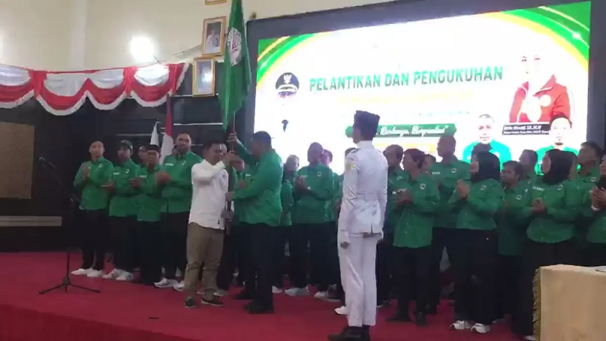 Rocky Marciano Bawole  saat dilantik bersama pengurus baru PBVSI Karimun. (Istimewa)