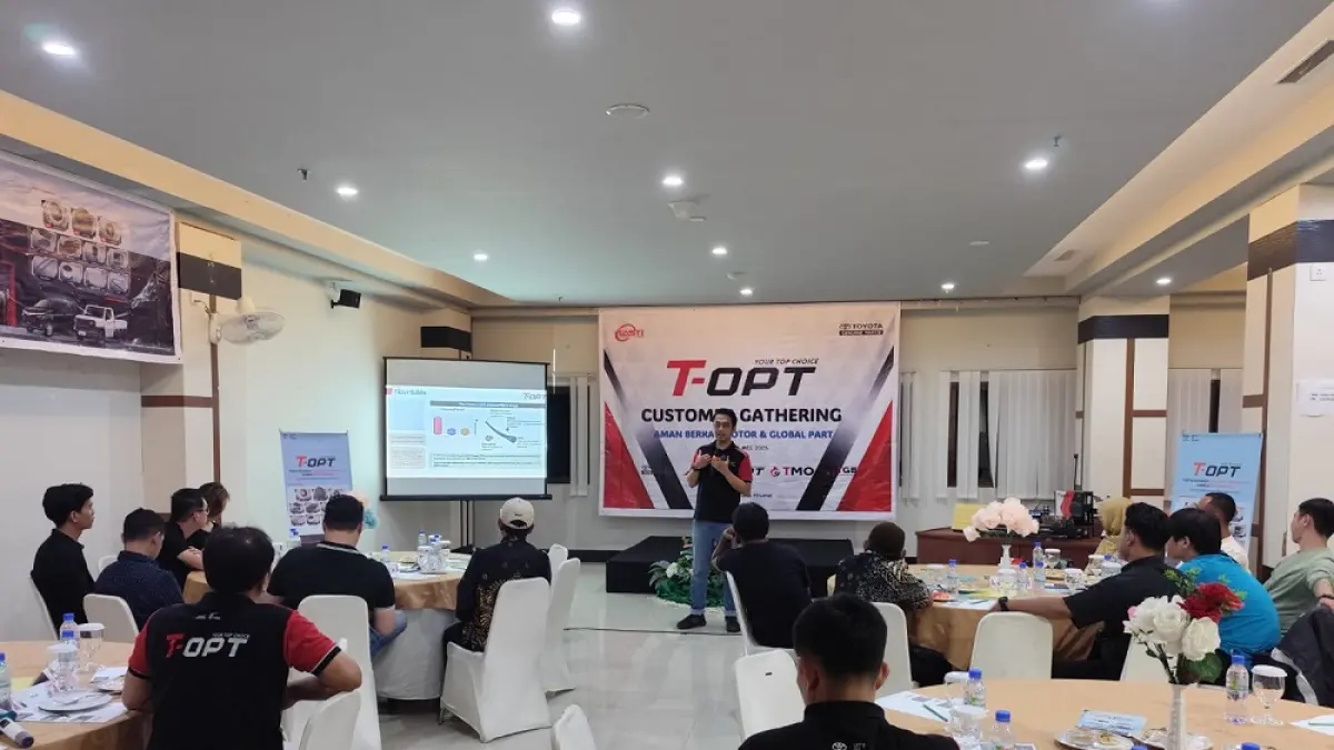TAM After-Sales Business Partshop Marketing, Adrianto Nirogo saat menjelaskan tentang suku cadang T-OPT kepada costumer di Tanjungpinang, Sabtu (23/5). F. Mohamad Ismail/Batam Pos