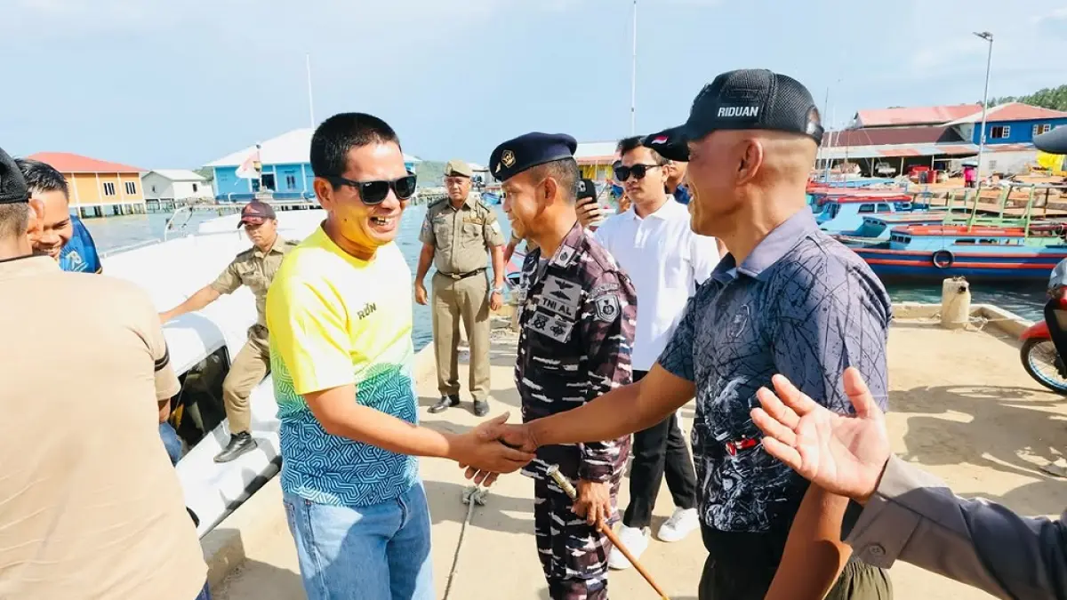 Wakil Bupati Kepulauan Anambas, Raja Bayu, menyapa masyarakat di Kecamatam Palmatak. Foto: Ihsan Imaduddin/Batam Pos