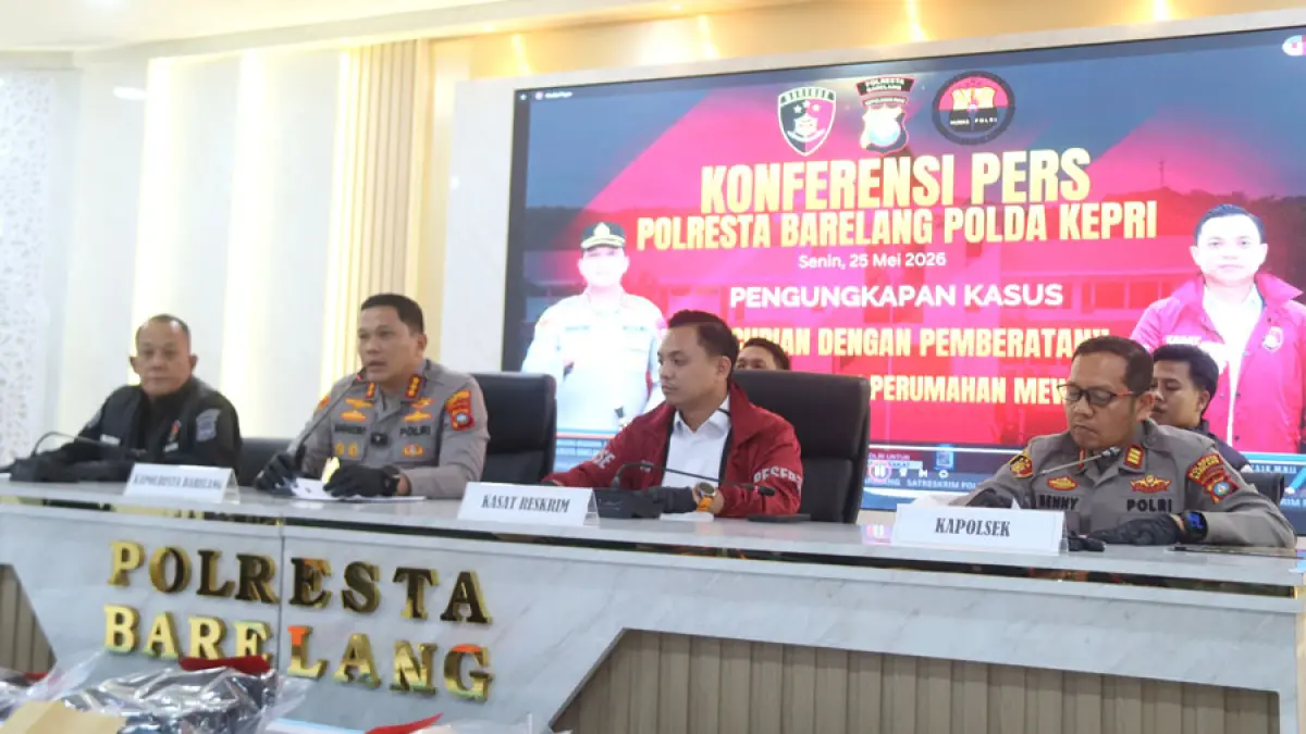 Kapolresta Barelang Kombes Pol Anggoro Wicaksono bersama Kasat Reskrim dan Kasi Humas Polresta Barelang dan Kapolsek Batam kota memberikan keterangan pengungkapan kasus pencurian dengan pemberatan saat ekspos di Mapolresta Barelang, Senin (25/5). F Cecep Mulyana/Batam Pos