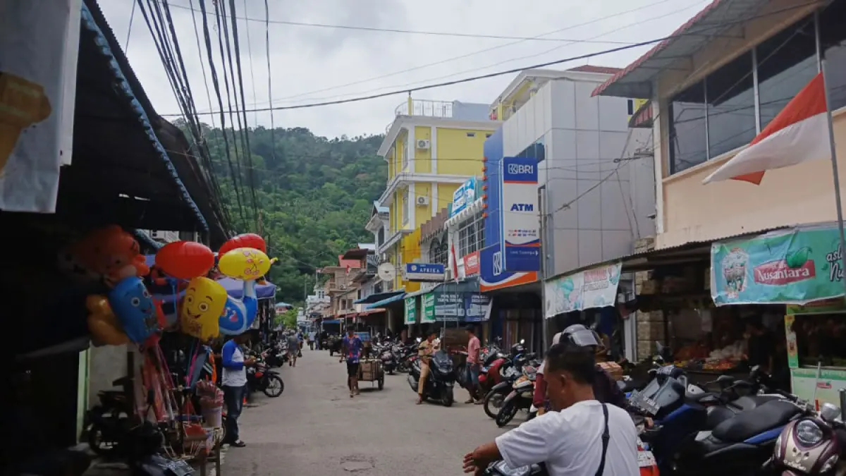 Arus lalu lintas di kawasan Pasar Tarempa dipadati motor yang dikendarai warga hendak belanja kebutuhan pokok untuk Idul Adha.  Foto : Ihsan Imaduddin/Batam Pos