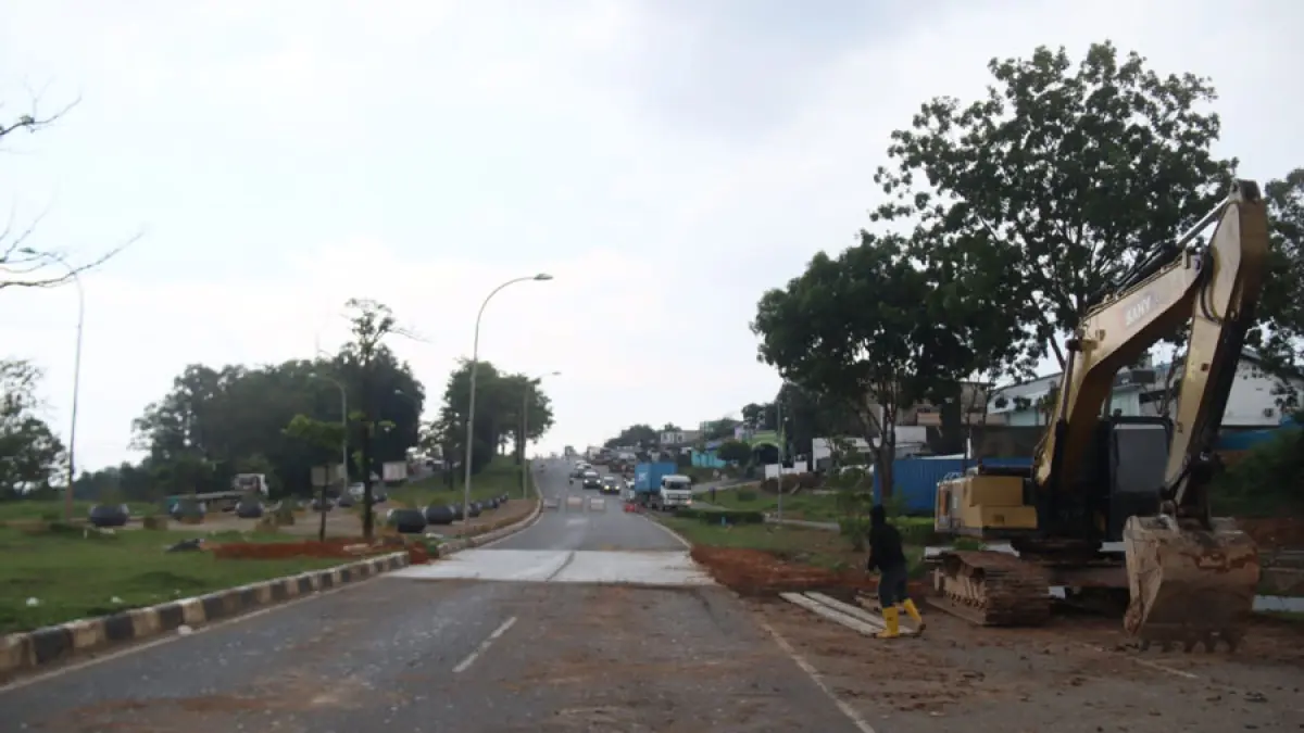 Jalan yang ambles di ruas Jalan Yos Sudarso, tepat di atas terowongan Pelita, Lubuk Baja, masih dalam perbaikan, Senin (25/5). F Cecep Mulyana/Batam Pos