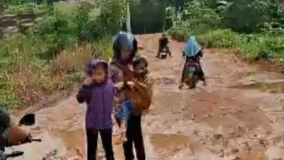 Kondisi jalan yang becek dan berlumpur seperti dalam foto disebut telah berlangsung selama bertahun-tahun sejak warga mulai menempati perumahan tersebut pada 2021 lalu.  F. Esusebius / Batam Pos