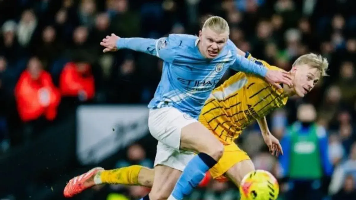 Penyerang Manchester City Erling Haaland berduel dengan pemain Brighton dalam lanjutan pekan ke-21 Liga Inggris 2025/26 di Etihad Stadium, Rabu (7/1/2026). (ManCity.com)