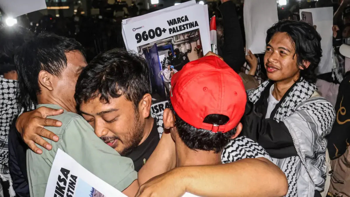 ‎Sejumlah relawan bertemu dengan keluarganya saat mereka tiba di Terminal 3, Bandara Soekarno-Hatta, Tangerang, Banten, Minggu (24/05/2026). (Hanung Hambara/ Jawa Pos)