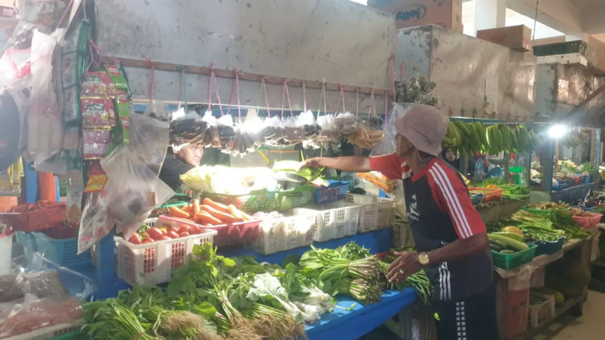 Suasana Pasar Tarempa jelang Iduladha, Senin, (25/5). Stok bahan pokok aman.  Foto : Ihsan Imaduddin/Batam Pos