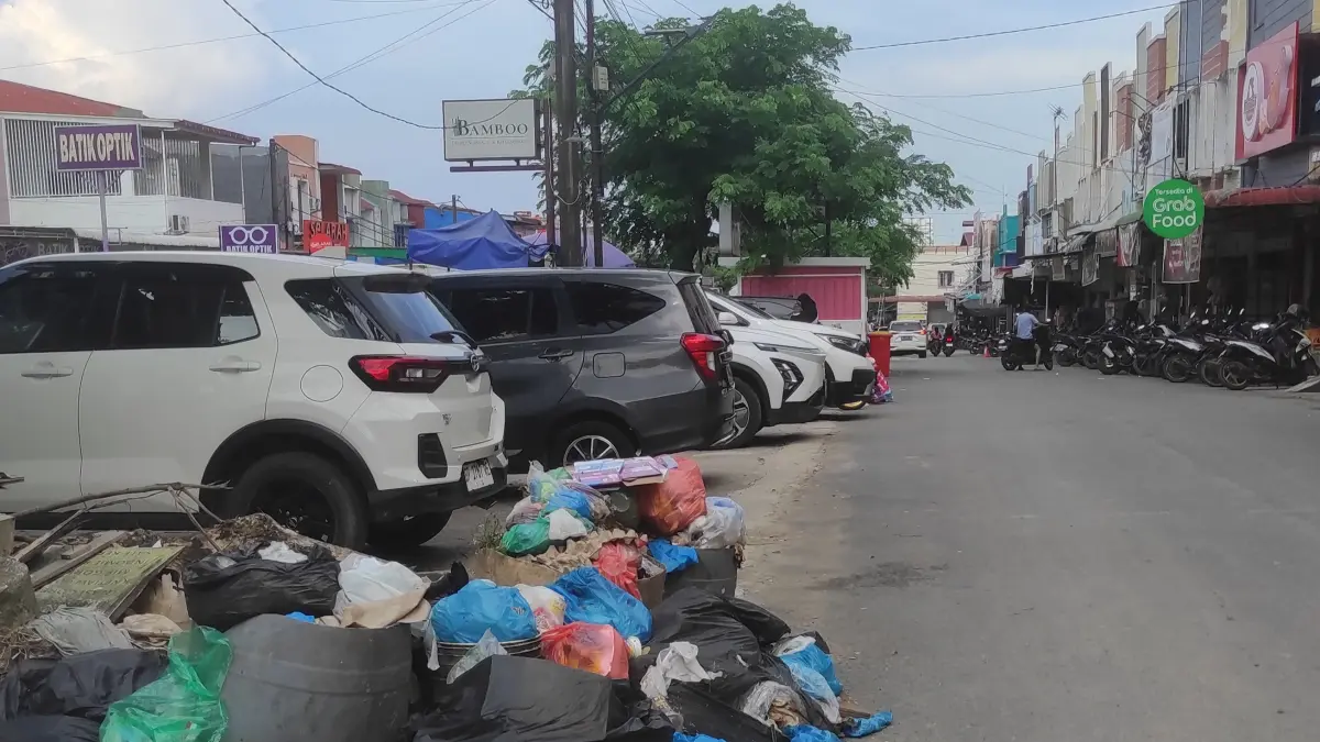 Tumpukan sampah terlihat memenuhi pinggir jalan di area ruko. Plastik sampah, kardus, hingga limbah makanan bercampur menjadi satu. Sebagian bahkan sudah berserakan keluar dari tempat penampungan. F. Cecep Mulyana / Batam Pos