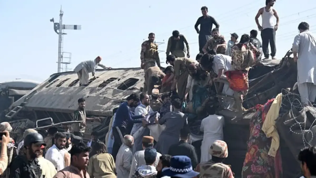 Warga dan aparat kepolisian berkumpul di lokasi ledakan dekat jalur kereta api di Quetta, Pakistan, Minggu (24/5/2026) / Foto: (Gulf News)