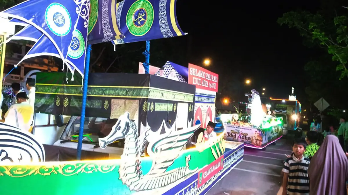 45 kendaraan roda empat dan sekitar 25 kendaraan pendukung ikut meramaikan pawai takbir tahun ini. F. Putut / Batam Pos