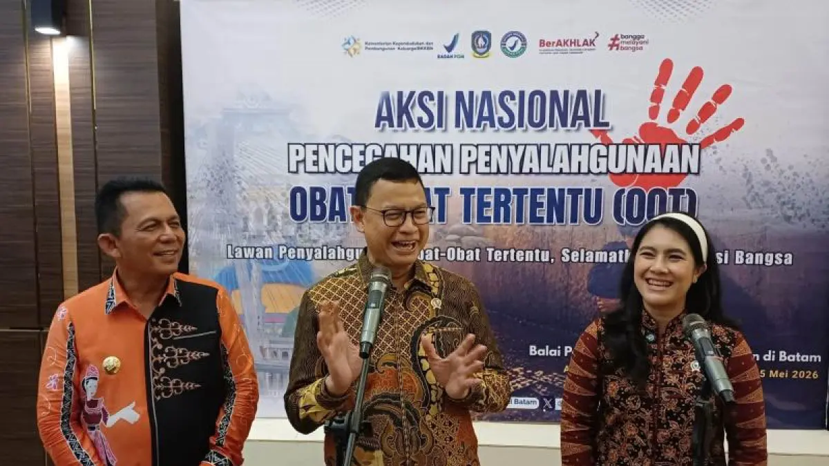 Kepala BPOM RI Profesor Taruna Ikrar (tengah) bersama Wamendukbangga/Wakil Kepala BKKBN Ratu Ayu Isyana Bagoes Oka dan Gubernur Kepri Ansar Ahmad memberikan keterangan media usai membuka aksi nasional pencegahan penyalahgunaan OOT di Aula Wan Seri Beni, Dompak, Tanjungpinang, Kepri, Senin (25/5/2026) malam. ANTARA/Ogen 