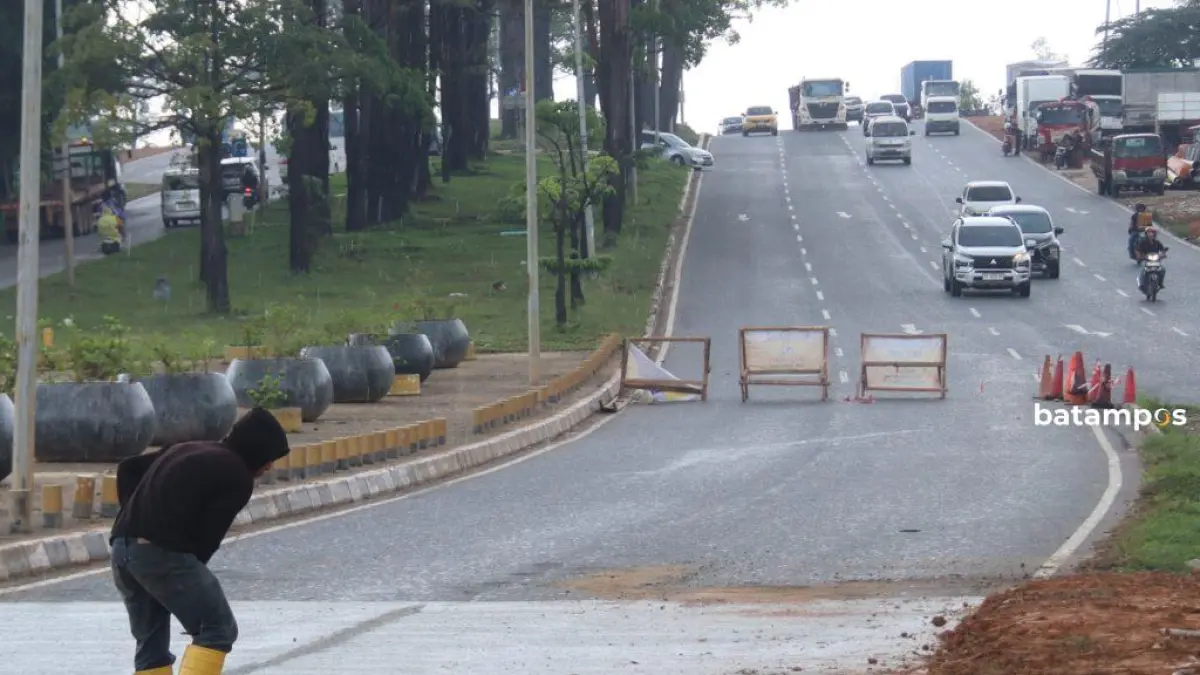 BP Batam melakukan perbaikan jalan yang mengalami amblas di ruas Jalan Yos Sudarso, tepat di atas Underpass Pelita, Lubuk Baja Senin (25/5). F Cecep Mulyana/Batam Pos