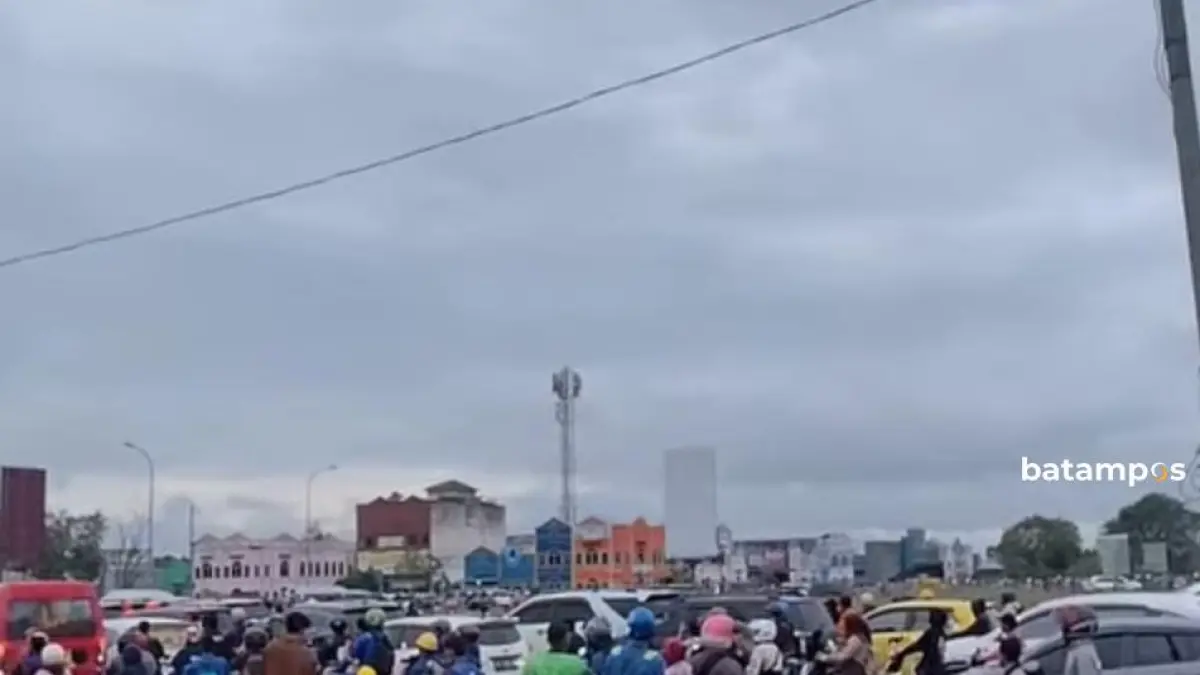 Bundaran Basecamp Batuaji macet. Kendaraan saling berebut jalan, membuat lalu lintas lumpuh hingga beberapa ratus meter.