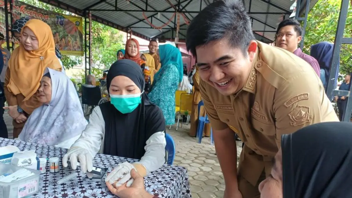 Bupati Bintan Roby Kurniawan meninjau pemeriksaan kesehatan gratis warga lanjut usia di Rumah Bahagia Lansia di Kecamatan Gunung Kijang, Kabupaten Bintan, Kepri, Senin (26/5/2026). ANTARA/Ogen 