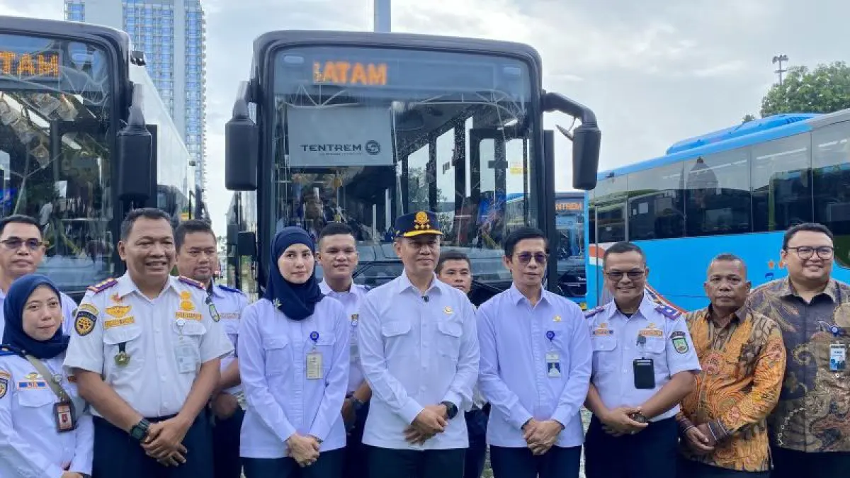 Direktur Jenderal Perhubungan Darat (Dirhubda) Kementerian Perhubungan RI Aan Suhanan (tengah) saat peresmian penambahan 19 unit baru Trans Batam di Batam, Kepri, Selasa (26/5/2026). (ANTARA/Amandine Nadja) 