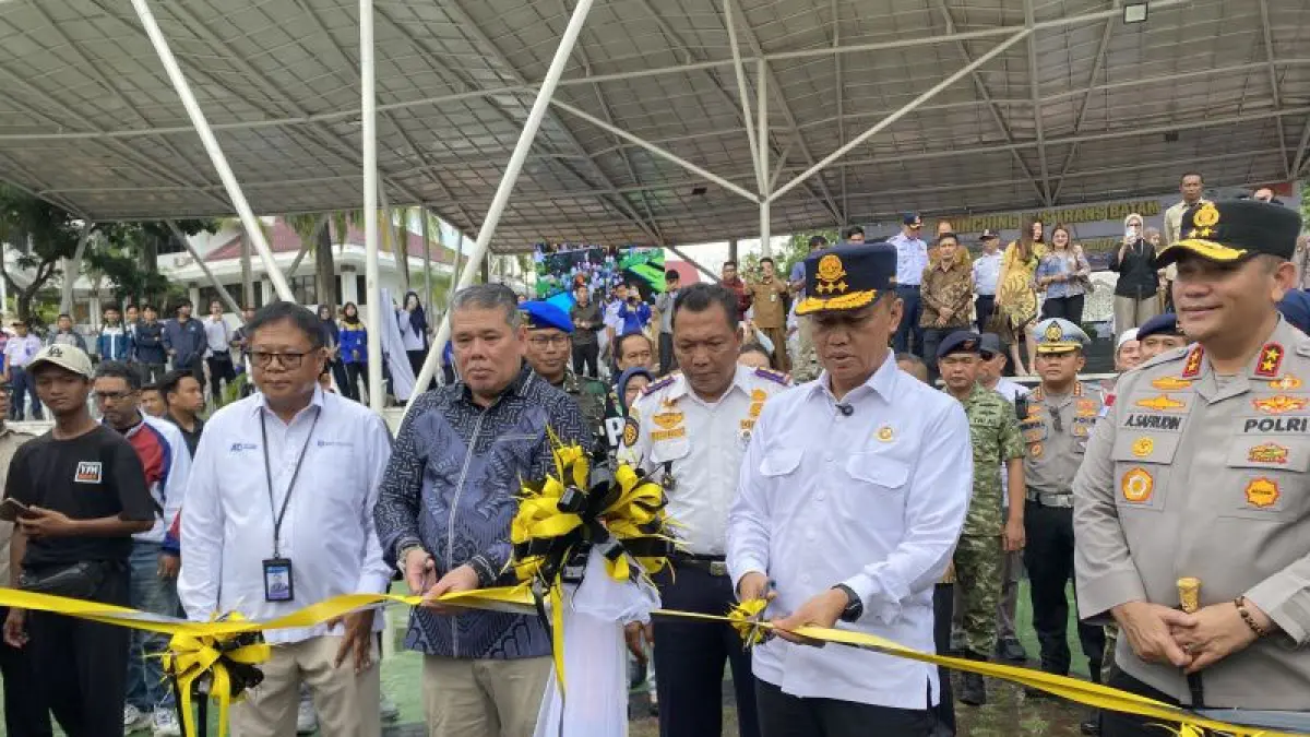 Direktur Jenderal Perhubungan Darat Kementerian Perhubungan (Dirhubda Kemenhub) RI Aan Suhanan (kedua dari kanan) saat memotong pita peresmian bus Trans Batam di Batam, Kepri, Selasa (26/5/2026). (ANTARA/Amandine Nadja)
