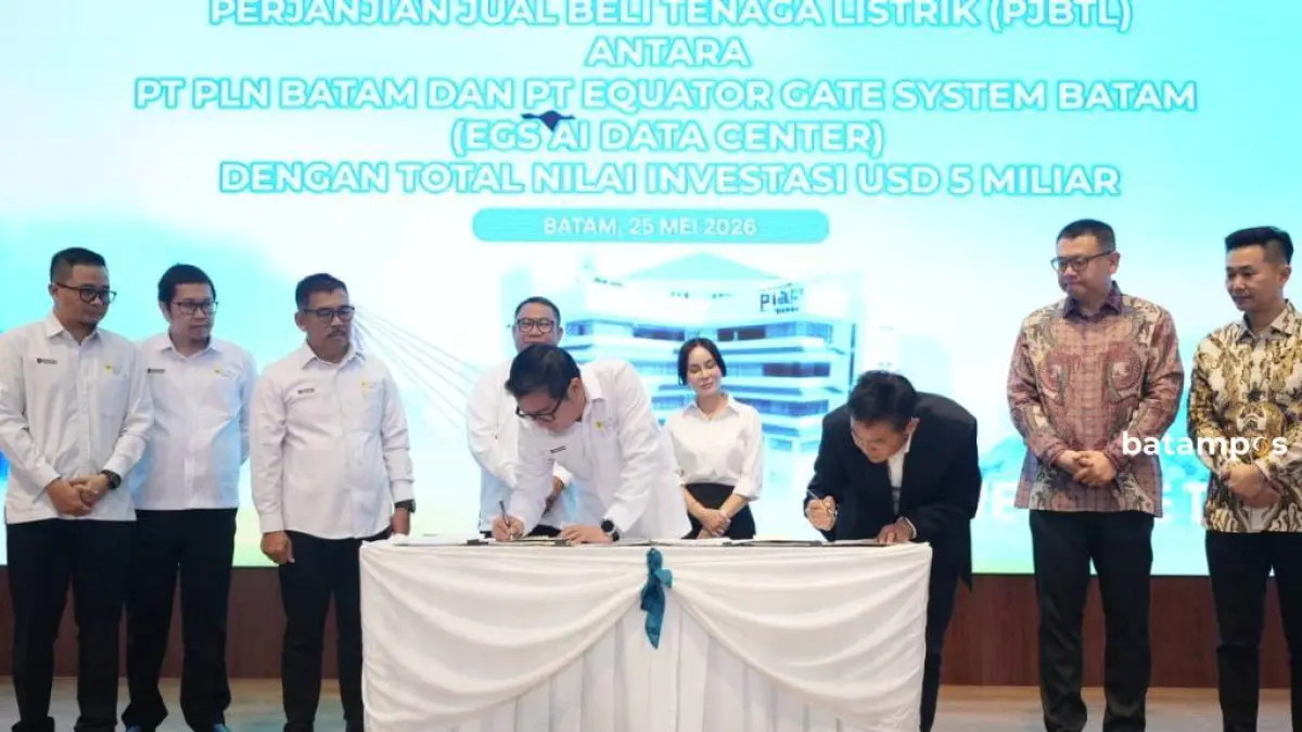 Direktur Utama PT PLN Batam, Kwin Fo bersama Direktur PT Equator Gate System Batam, Efendi menandatangani Perjanjian Jual Beli Tenaga Listrik (PJBTL) pembangunan EGS AI Data Center di Nongsa. F. PLN Batam untuk Batam Pos.