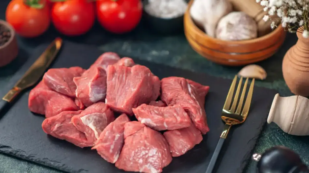 Ilustrasi kesalahan menyimpan daging kurban (Magnific)