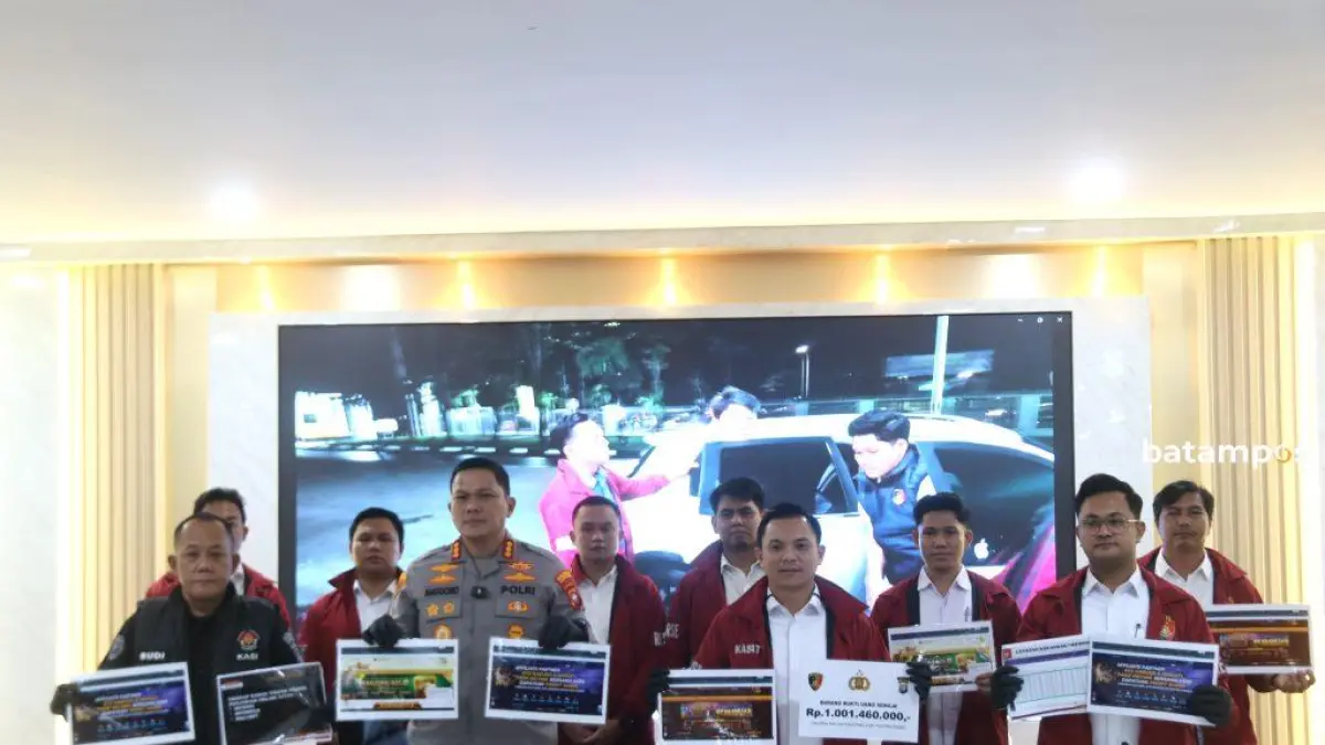 Kapolresta Barelang Kombes Pol Anggoro Wicaksono bersama Kasat Reskrim dan jajaran merilis pengungkapan kasus judi online di Mapolresta Barelang, Senin (25/5). F Cecep Mulyana/Batam Pos
