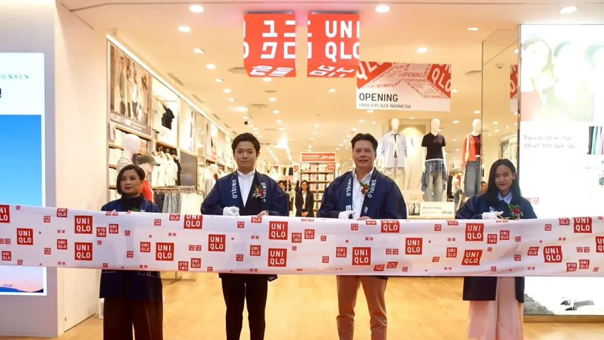 Dari kiri, Director Corporate Affairs PT Fast Retailing Indonesia, Maria Irma Yunita; COO PT Fast Retailing Indonesia, Ryohei Sato; CEO Plaza Indonesia, Boon Piin Tan; dan Store Manager UNIQLO Plaza Indonesia, Qinanti Rizqyani saat pembukaan toko UNIQLO Plaza Indonesia. Foto: Istimewa
