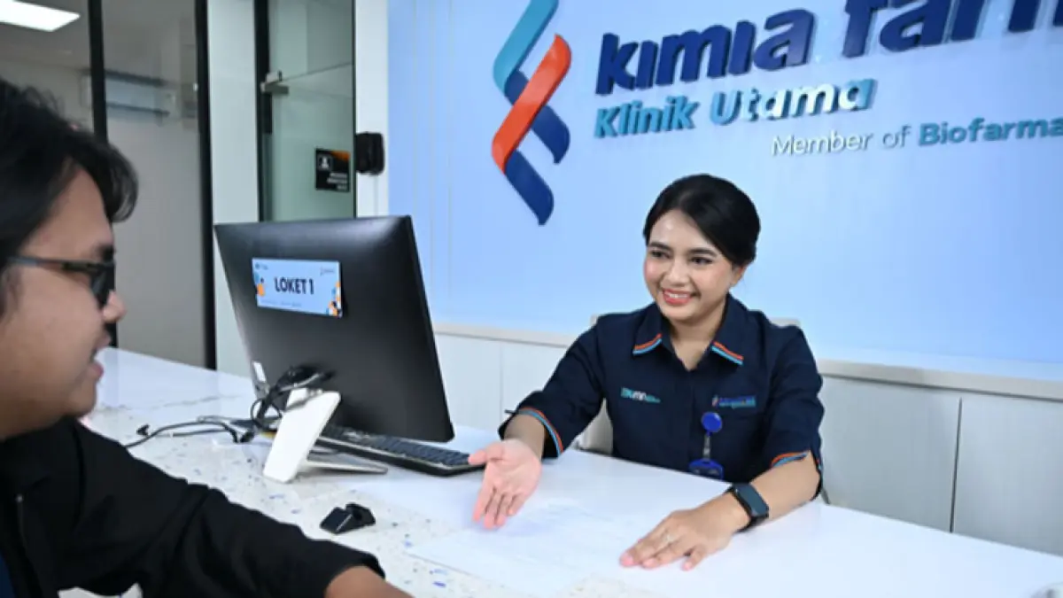 Pegawai Kimia Farma Diagnostika melayani pengunjung di salah satu klinik Kimia Farma dengan ramah dan humanis. Foto: M. Sya