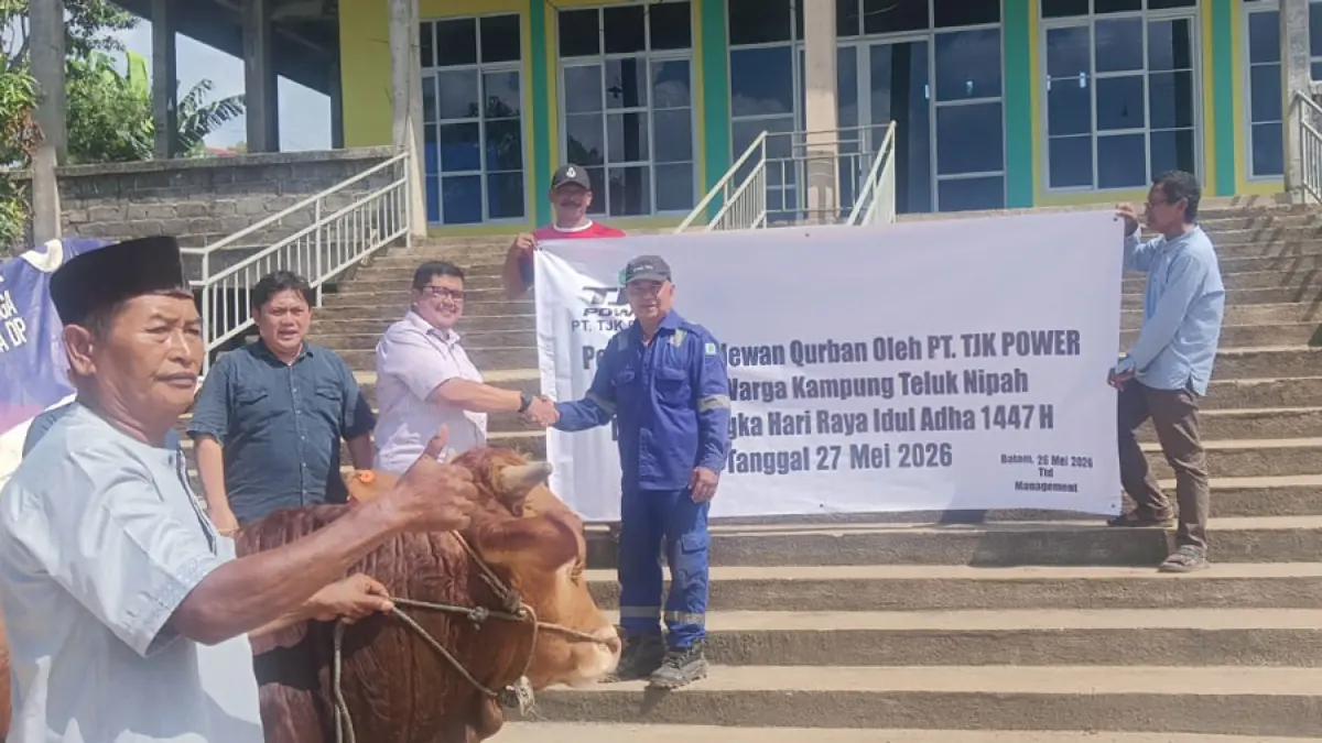 Penyerahan simbolis hewan kurban oleh manajemen PT TJK Power kepada perwakilan masyarakat di kawasan operasional PLTU Tanjung Kasam, Nongsa, Batam, Selasa (26/5). Foto: M. Sya