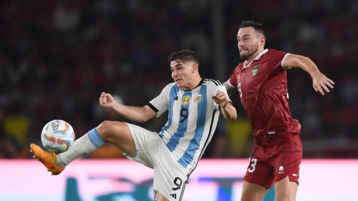 Pesepak bola Timnas Indonesia Marc Anthony Klok (kanan) berebut bola dengan pesepak bola Timnas Argentina Julian Alvarez saat laga persahabatan FIFA Matchday di Stadion Utama Gelora Bung Karno, Jakarta, Senin (19/6/2023). ANTARA FOTO/Akbar Nugroho Gumay/tom. (ANTARA FOTO/AKBAR NUGROHO GUMAY)
