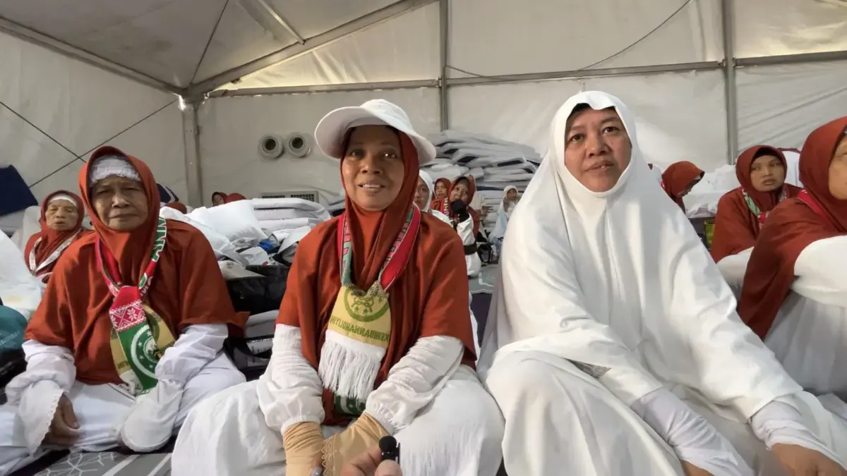 Jamaah Haji Indonesia kloter SUB 13 mengikuti jalannya khutbah wukuf di Arafah, Selasa (26/5/2026). (Bayu Putra/JawaPos.com/MCH 2026)