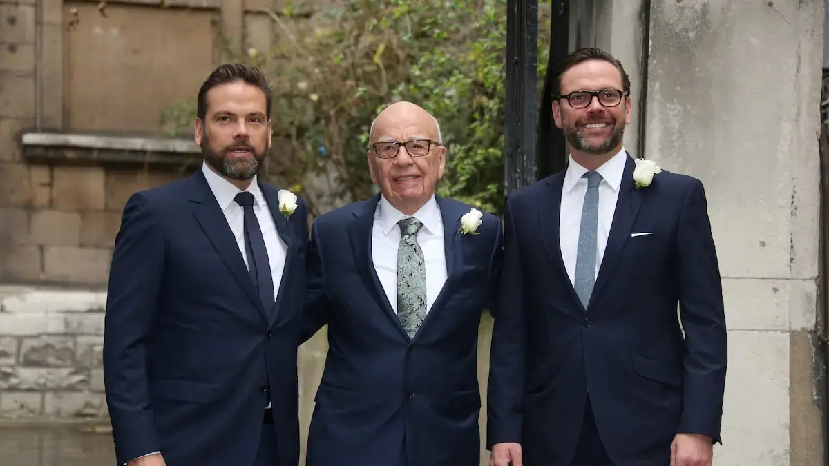 Lachlan Murdoch, Rupert Murdoch, dan James Murdoch menghadiri sebuah acara pada 2016, di tengah dinamika perubahan arah bisnis media keluarga Murdoch (The Washington Post) - Image
