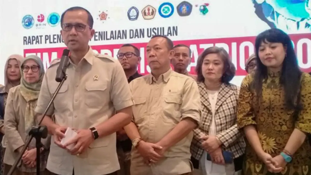 Menteri Transmigrasi (Mentrans) M Iftitah Sulaiman Suryanagara memberikan keterangan kepada wartawan usai menghadiri Rapat Pleno Hasil Penilaian dan Usulan Tim Ekspedisi Patriot (TEP) 2026 di Jakarta, Selasa (26/5/2026). ANTARA/Uyu Septiyati Liman
