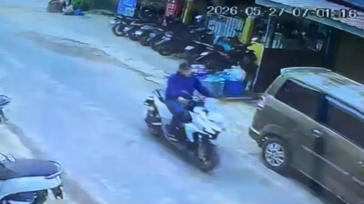 
Pelaku pencurian sepeda motor terekam kamera pengawas (CCTV) saat membawa kabur motor di kawasan Perumahan Bida Asri II, Batam. Foto: Istimewa