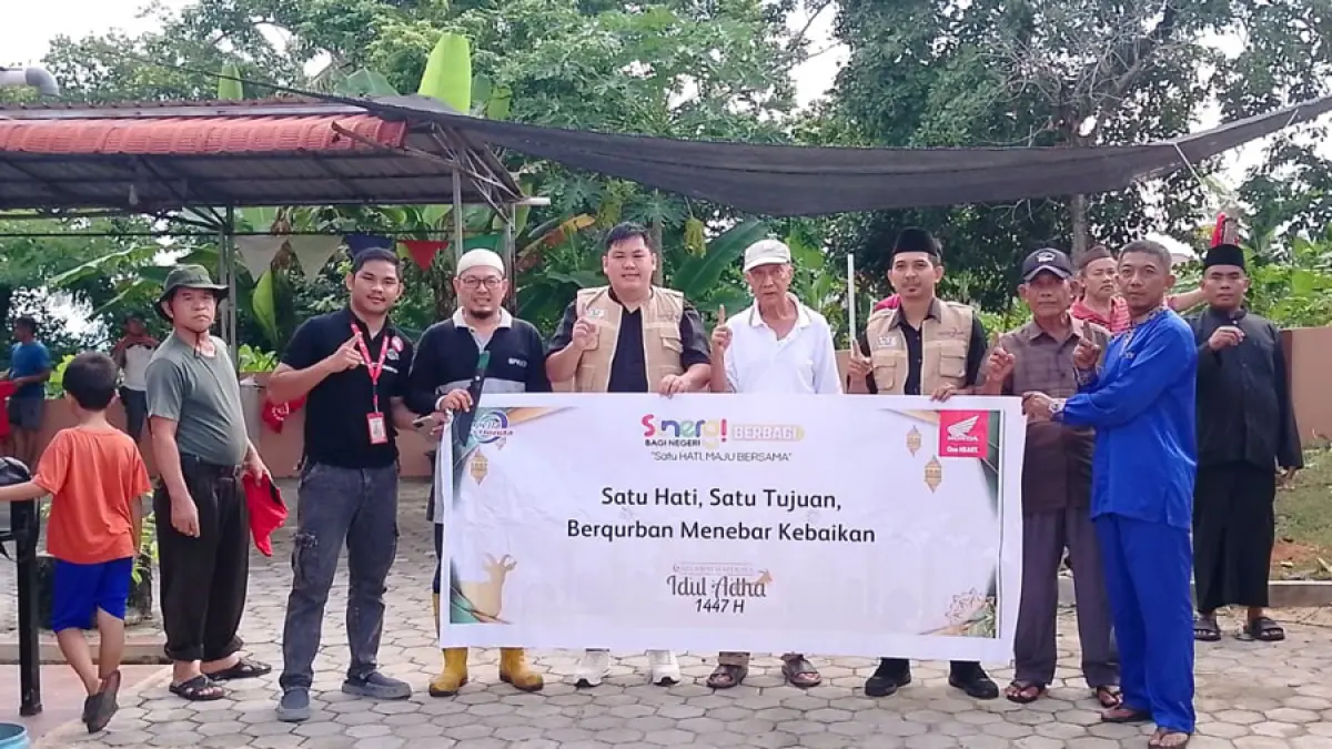 Tim Sales Office (SO) Main Dealer Capella Honda Kepri Tanjungpinang hadir untuk menyerahkan hewan kurban secara simbolis kepada pengurus masjid dan panitia pelaksana.