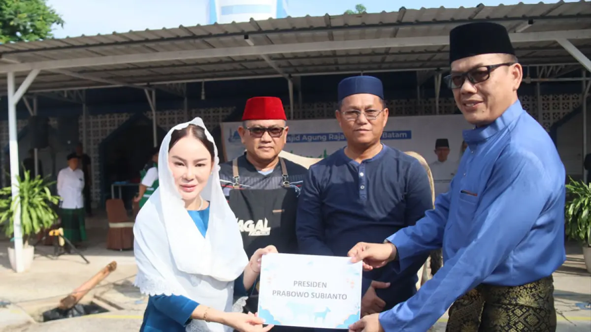 Wakil Walikota Batam Li Claudia Chandra menyerahkan hewan kurban dari presiden RI Prabowo Subianto  kepada penitia kurban Masjid Agung Batam Raja Azmasyah di area Masjid Agung Raja Hamidah Batam, Rabu (27/5). F Cecep Mulyana/Batam Pos