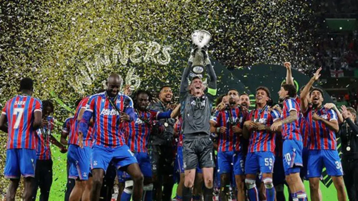 Crystal Palace menjuarai Liga Conference 2025/26 setelah menundukkan klub Spanyol, Rayo Vallecano dengan skor tipis 1-0 pada partai final di Leipzig Arena, Kamis. (X/Conf_League)