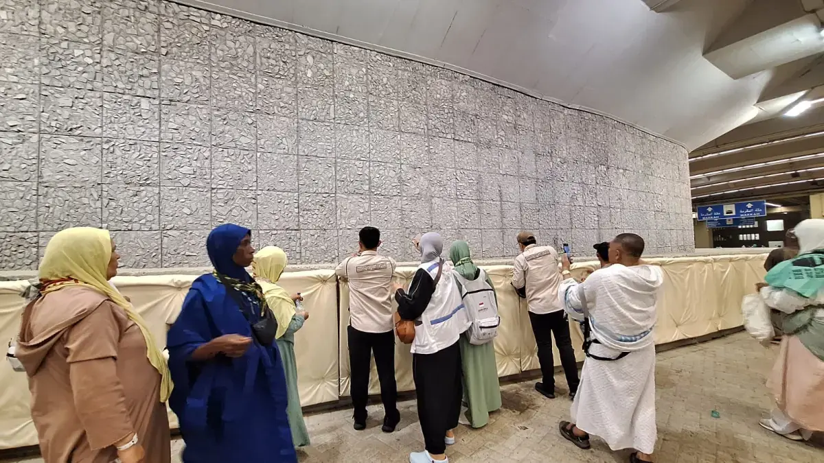 Jamaah haji Indonesia (memakai kain ihram) melontar jumrah Aqabah, Kamis (28/5) dini hari Waktu Arab Saudi (WAS). (Bayu Putra/JawaPos.com/MCH 2026)