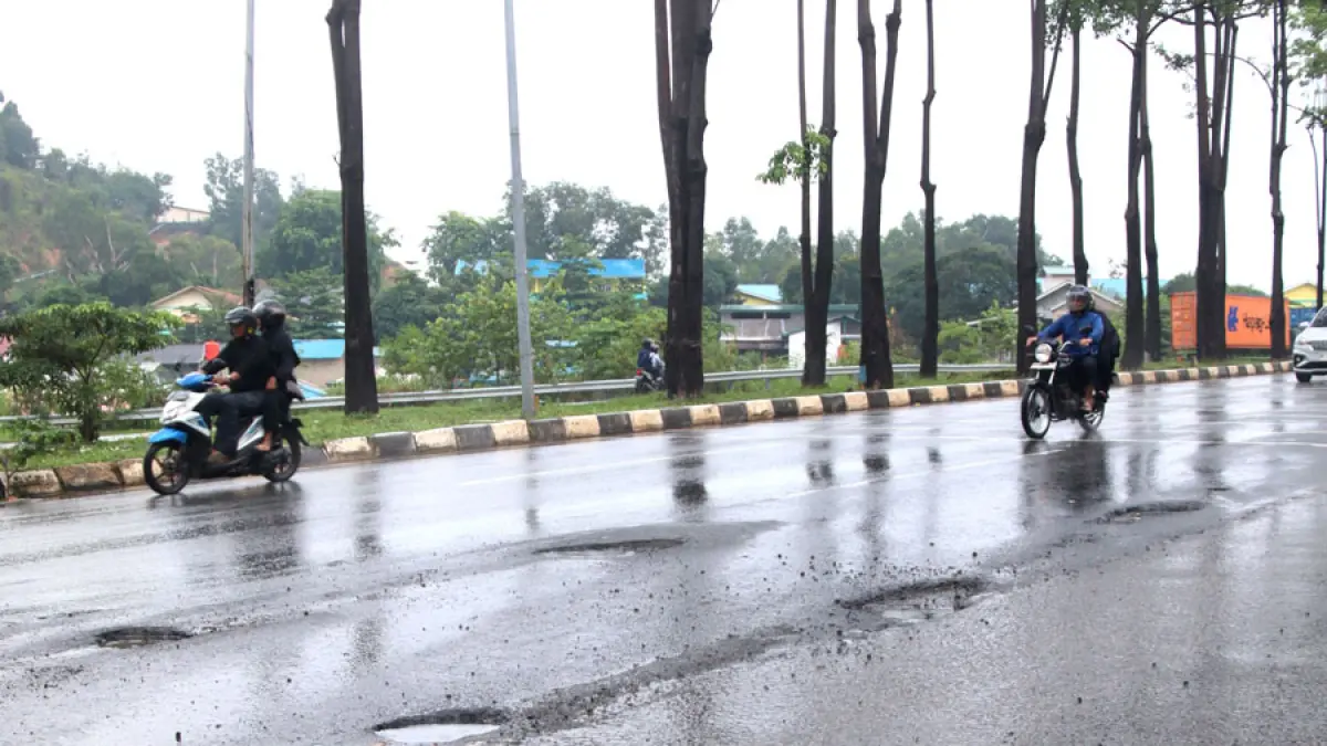 Masyarakat yang menemukan kerusakan jalan dan belum mendapatkan penanganan dapat menyampaikan laporan kepada Ombudsman Kepulauan Riau. F. Cecep Mulyana / Batam Pos
