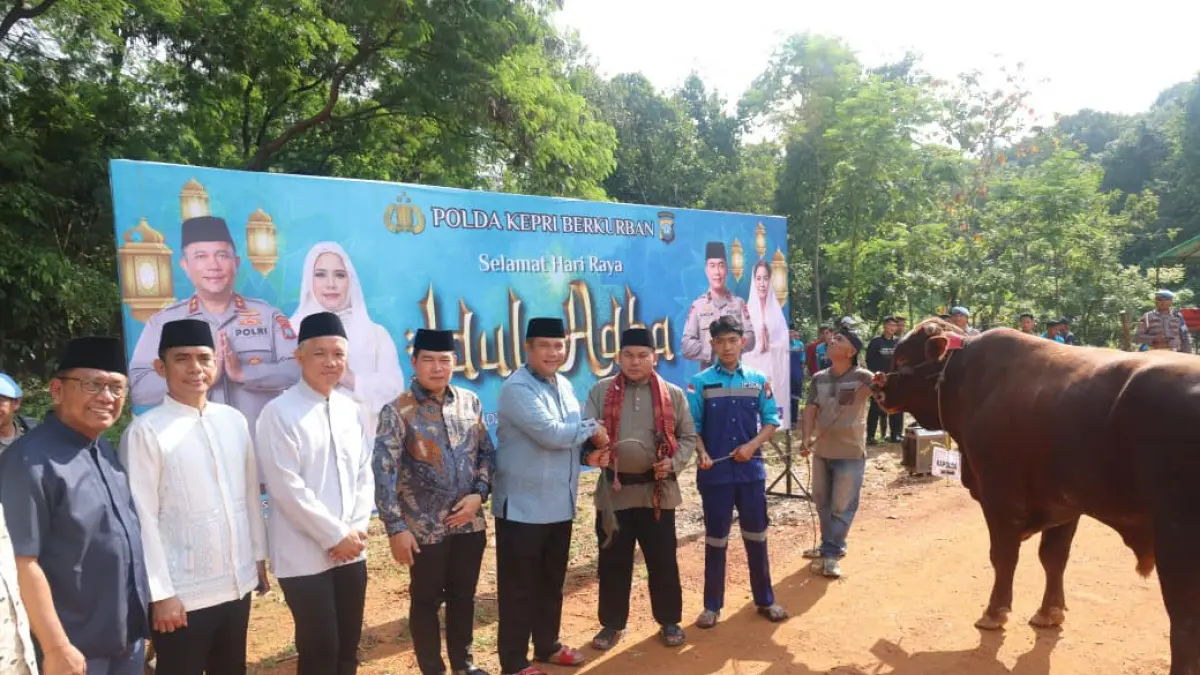 Polda Kepri potong hewan kurban.