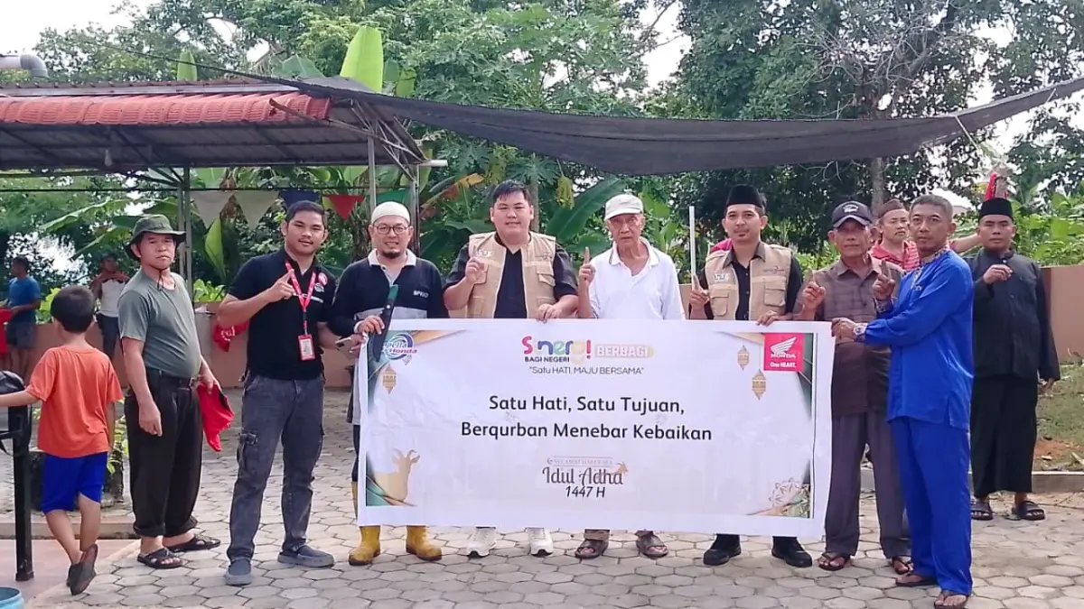 PT Capella Dinamik Nusantara selaku main dealer sepeda motor Honda wilayah Kepulauan Riau menyerahkan hewan kurban kepada panitia Masjid Al Multazam, Tanjungpinang.