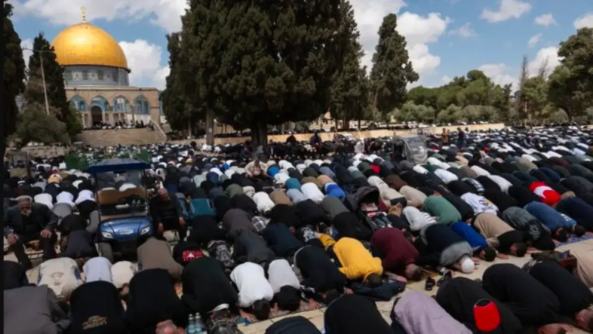 Sejumlah kecil warga Palestina melaksanakan shalat Idul Adha di Masjid Ibrahimi, Hebron, Tepi Barat yang diduduki, Rabu, di tengah pembatasan ketat Israel. (Antara).