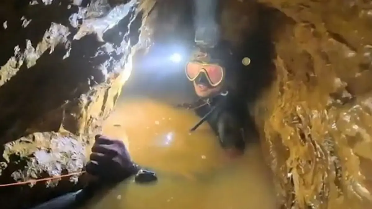 Tim penyelamat berhasil menemukan lima dari tujuh orang yang terjebak di dalam gua di Laos, Rabu (27/5). F. X,com