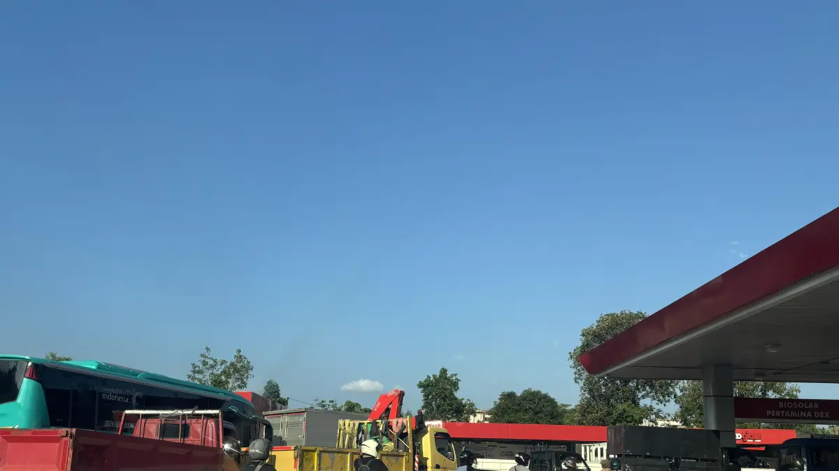  Antrean kendaraan di SPBU kawasan Batamcenter mengular hingga puluhan meter, Kamis (28/5) sore.  F Yashinta
