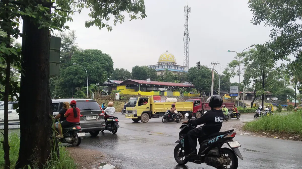Arus lalu lintas di Jalan Brigjen Katamso tepatnya di lampumerah Simpang Polsek Batuaji mengalami kemacetan, Jumat (29/5). Penyebabnya, lampu traffic light di lokasi mati sehingga kendaraan dari berbagai arah saling serobot. F. Rengga / Batam Pos